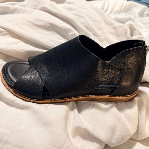 NWOB Sofft Evonne Flat Sandal in Black - Picture 6 of 12